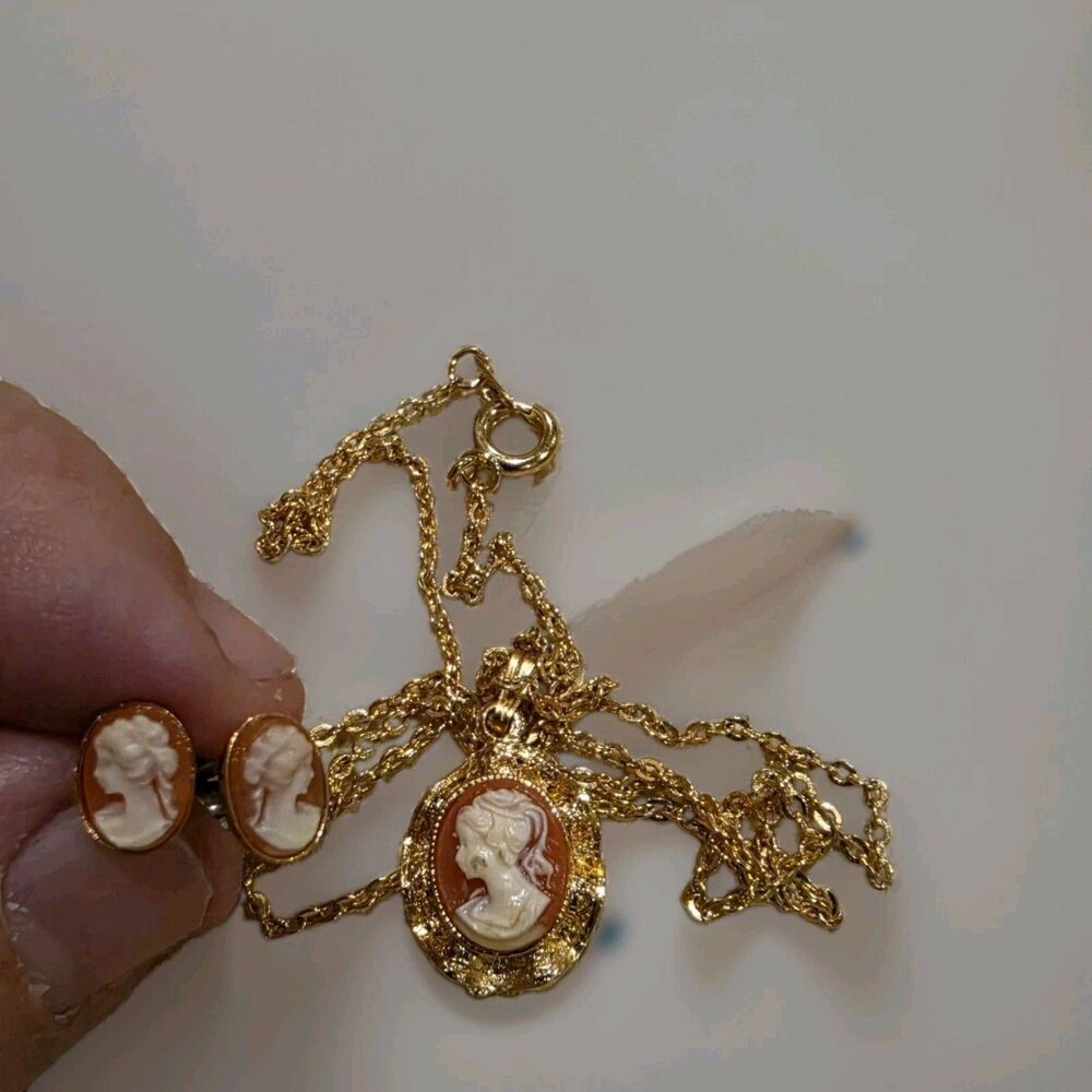 Vintage Gold Tone Cameo Necklace Pendant & Matching Stud Earrings Jewelry Set